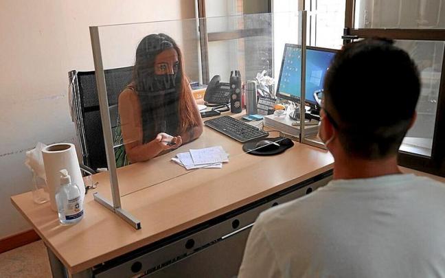 Una terapeuta de Proyecto Hombre atiende a uno de sus usuarios. Foto: DNA