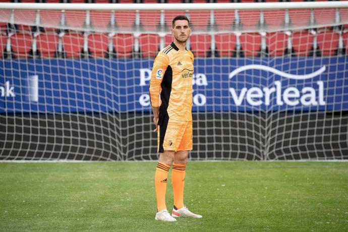 Sergio Herrera posa con una de las camisetas de portero de esta temporada.