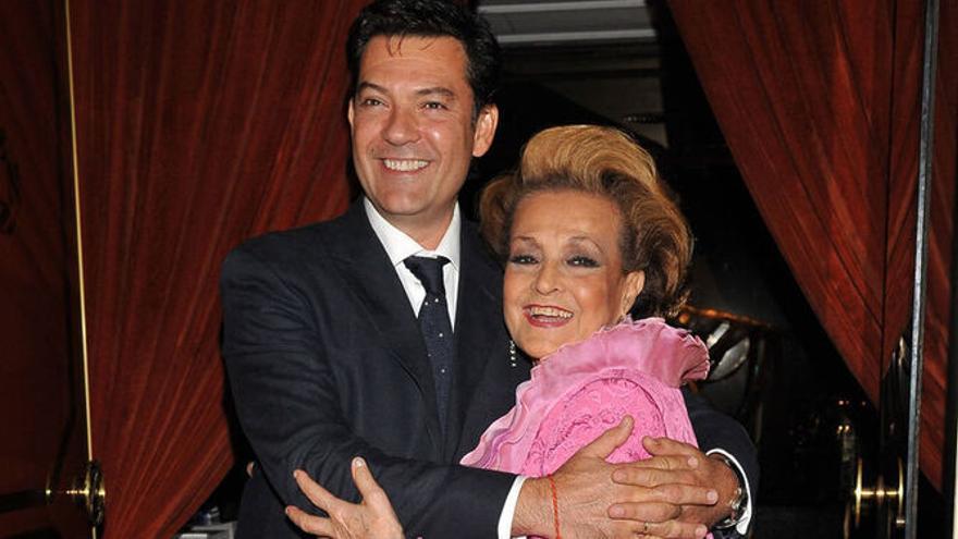 Augusto Algueró y su madre, Carmen Sevilla, en una imagen antigua.