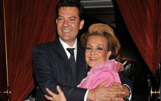 Augusto Algueró y su madre, Carmen Sevilla, en una imagen antigua.