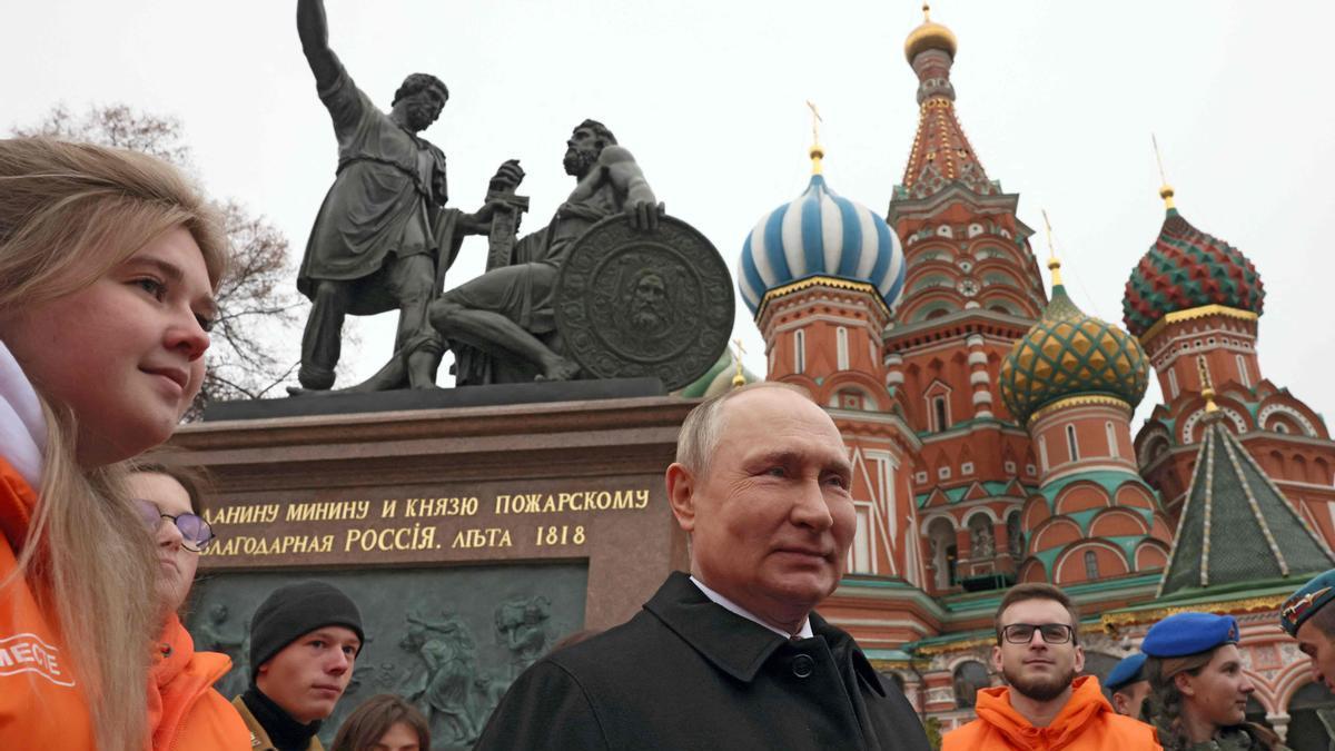 Putin junto a representantes de asociaciones juveniles de voluntarios en Moscú.