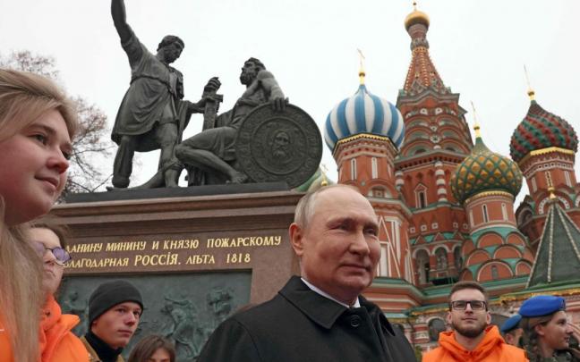 Putin junto a representantes de asociaciones juveniles de voluntarios en Mosc&uacute;.