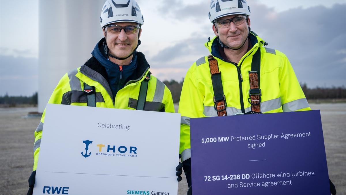 Sven Utermöhlen, CEO de RWE Offshore Wind (izda.) y Marc Becker, CEO del negocio offshore de Siemens Gamesa (dcha.) en Østerild (Dinamarca).