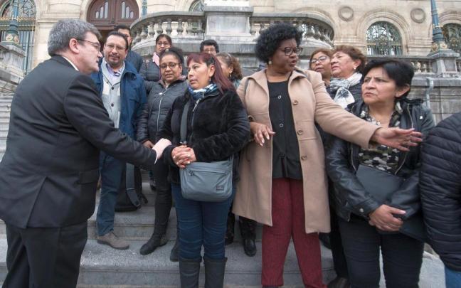El alcalde Juan Mari Aburto da el pésame al entorno. El alcalde Juan Mari Aburto da el pésame al entorno.