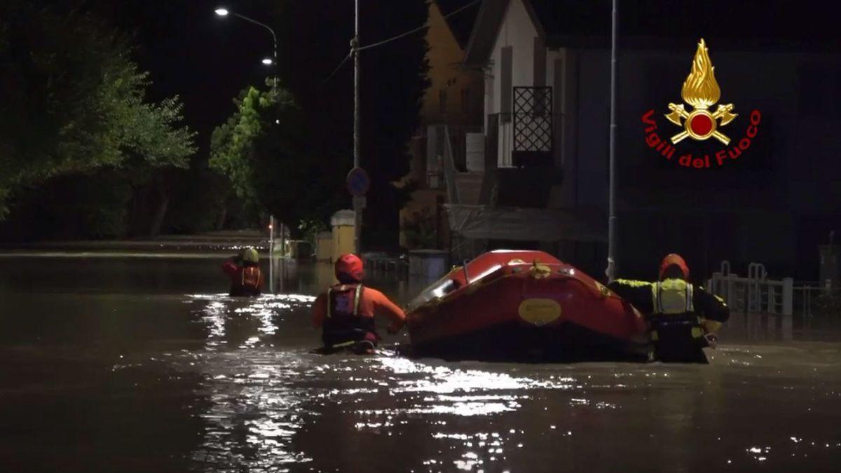Equipos de emergencia rescatan a personas atrapadas tras las intensas lluvias en Italia