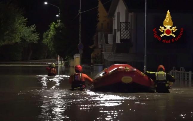 Equipos de emergencia rescatan a personas atrapadas tras las intensas lluvias en Italia