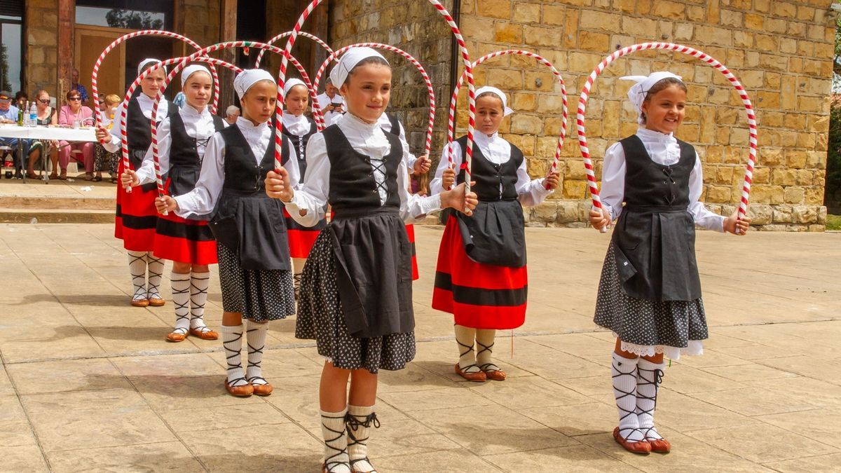 El martes habr&aacute; actuaci&oacute;n de danzas del grupo infantil de Otxandategi Taldea.