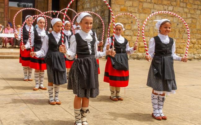 El martes habr&aacute; actuaci&oacute;n de danzas del grupo infantil de Otxandategi Taldea.