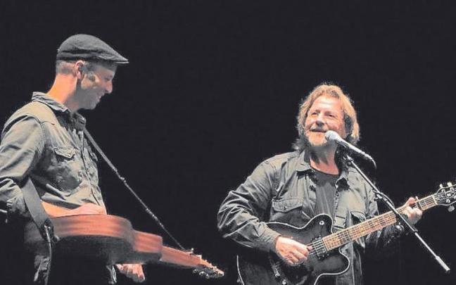 Urbil y Txomin Artola durante una actuaci&oacute;n.