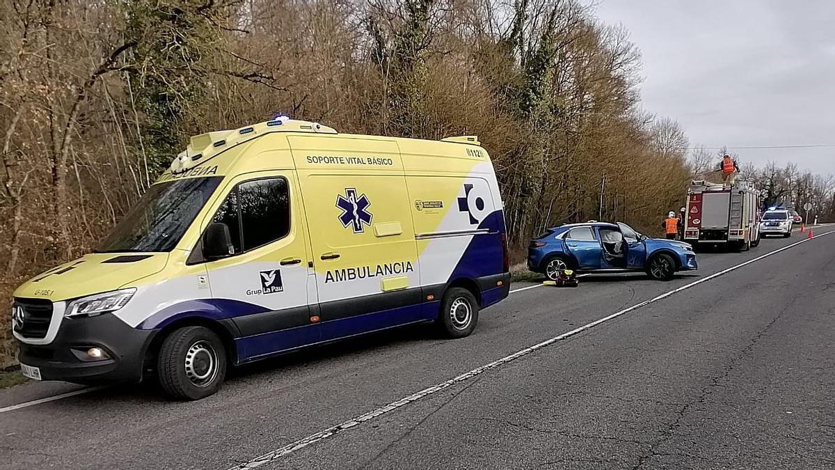 Una ambulancia junto a uno de los vehículos implicados