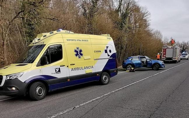 Una ambulancia junto a uno de los veh&iacute;culos implicados