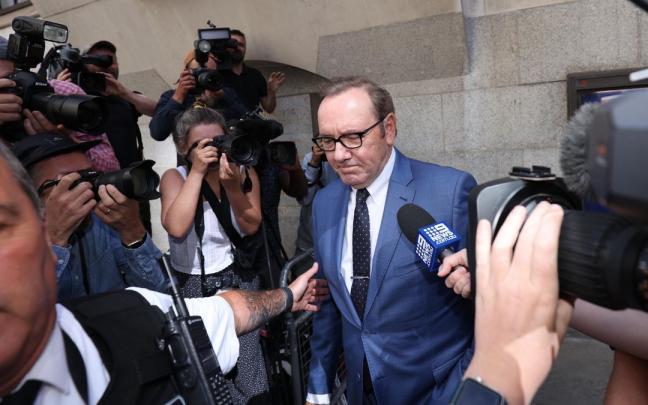 Kevin Spacey abandona el juzgado de Londres.