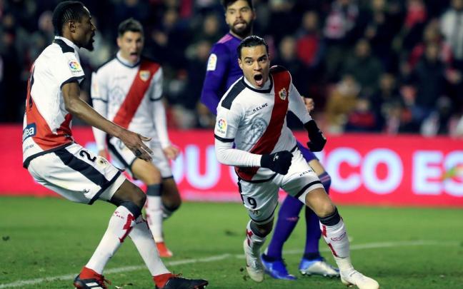 Ra&uacute;l de Tom&aacute;s celebra un gol con el Rayo.