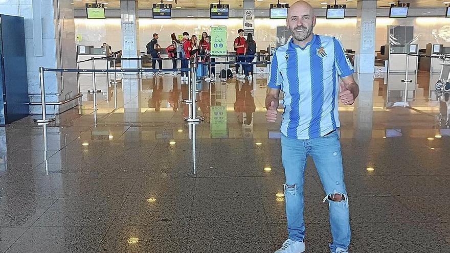 Óscar Parrondo posa para este periódico en el aeropuerto de El Prat barcelonés. | FOTO: N.G.