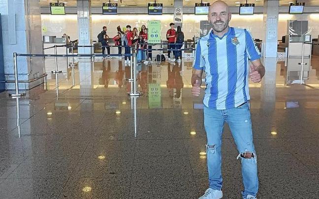 &Oacute;scar Parrondo posa para este peri&oacute;dico en el aeropuerto de El Prat barcelon&eacute;s. | FOTO: N.G.