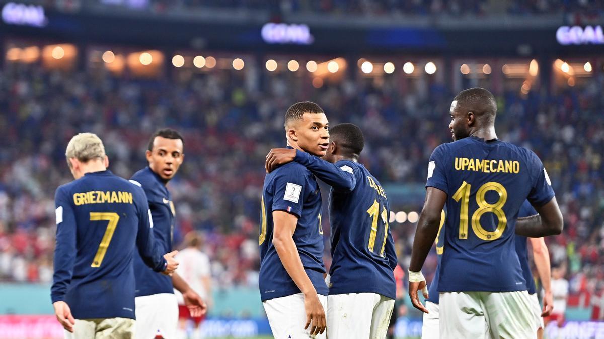 Mbappé celebra con sus compañeros el primero de sus goles ante Dinamarca.