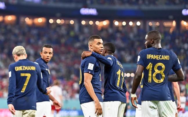 Mbappé celebra con sus compañeros el primero de sus goles ante Dinamarca.