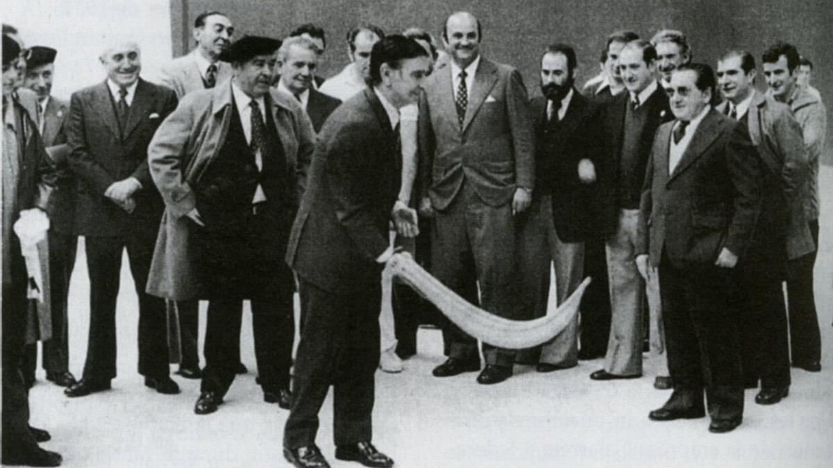 Jesús Ábrego haciendo el saque de honor en la inauguración del frontón, junto a representantes de la empresa Galarreta y del Ayuntamiento de Huarte.