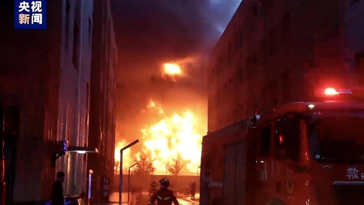 Imagen del incendio en la fábrica.