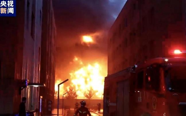 Imagen del incendio en la f&aacute;brica.