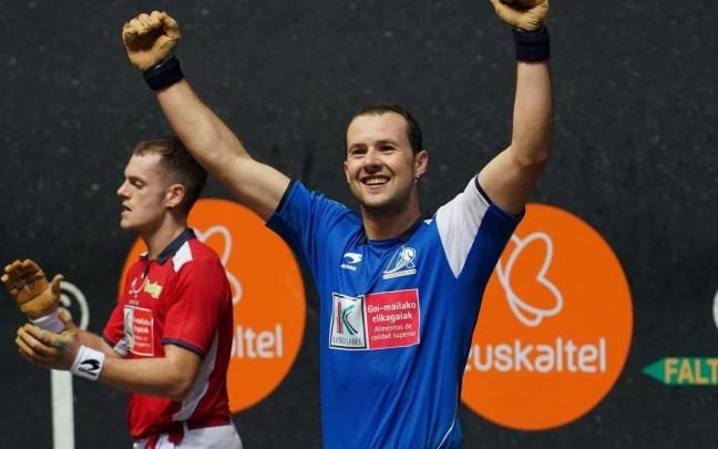 Elordi festeja su victoria ante Laso y el pase a semifinales.