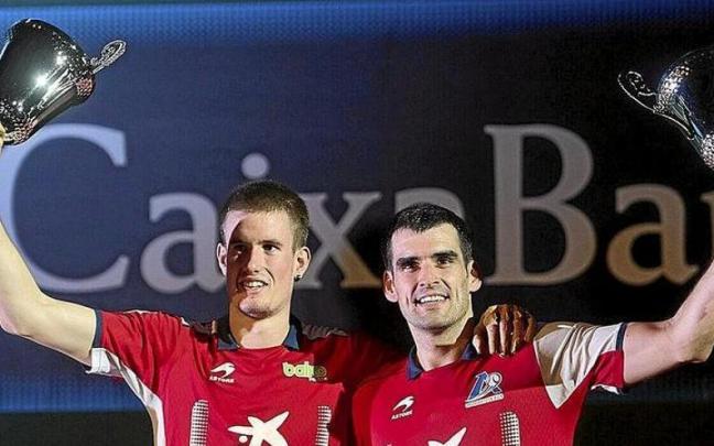 Jon Mariezkurrena y Joseba Ezkurdia, levantando los trofeos de campeones del Masters Caixabank.