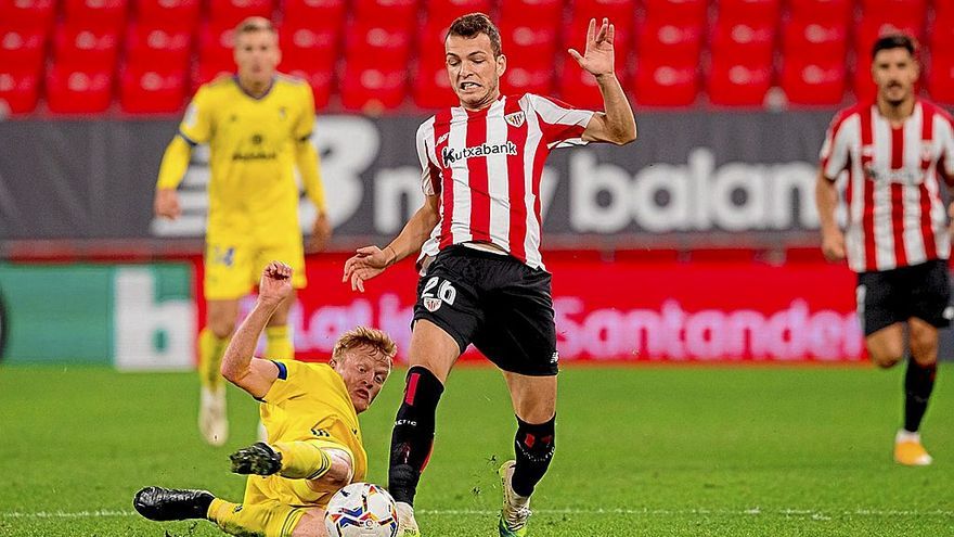 Iñigo Vicente conduce el balón durante una de sus comparecencias como jugador del Athletic. | FOTO: ATHLETIC CLUB