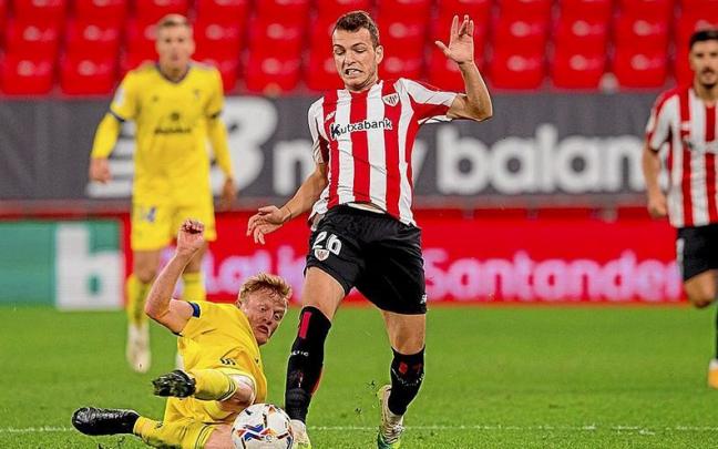 Iñigo Vicente conduce el balón durante una de sus comparecencias como jugador del Athletic. | FOTO: ATHLETIC CLUB Iñigo Vicente conduce el balón durante una de sus comparecencias como jugador del Athletic. | FOTO: ATHLETIC CLUB
