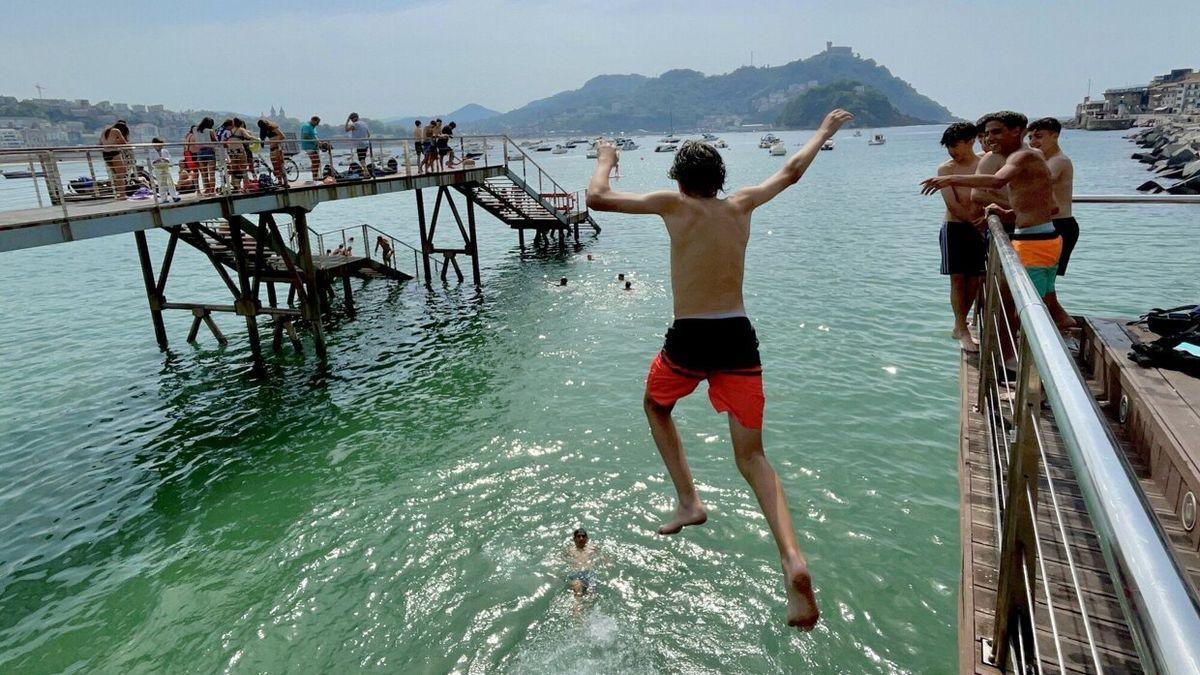 Un grupo de jóvenes se baña en el Naútico de Donostia en un día de calor