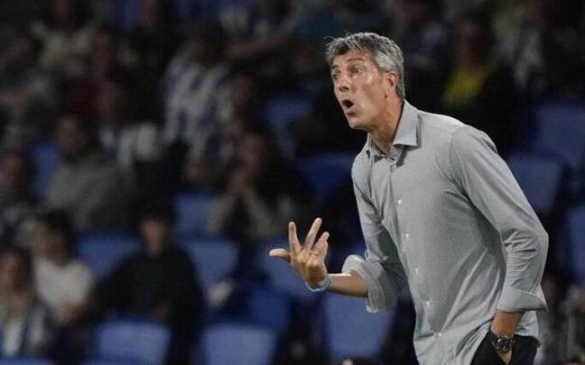 Imanol Alguacil se dirige a sus futbolistas desde la banda de Anoeta.