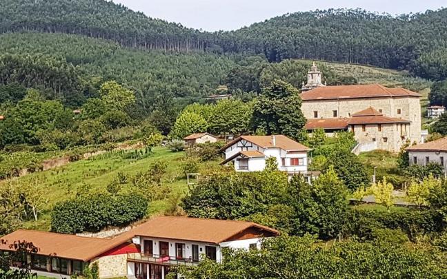 Los residentes del caserío ‘Balanda’, ubicado en el barrio de Elexalde, reclaman desde 2019 el alta en la red municipal. Los residentes del caserío ‘Balanda’, ubicado en el barrio de Elexalde, reclaman desde 2019 el alta en la red municipal.