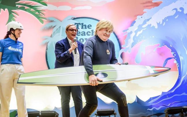 Andoni "slater" Ortuzar ha festejado la oficialidad de las selecciones vascas en la tradicional parodia que el PNV organiza en carnavales. Andoni "slater" Ortuzar ha festejado la oficialidad de las selecciones vascas en la tradicional parodia que el PNV organiza en carnavales.