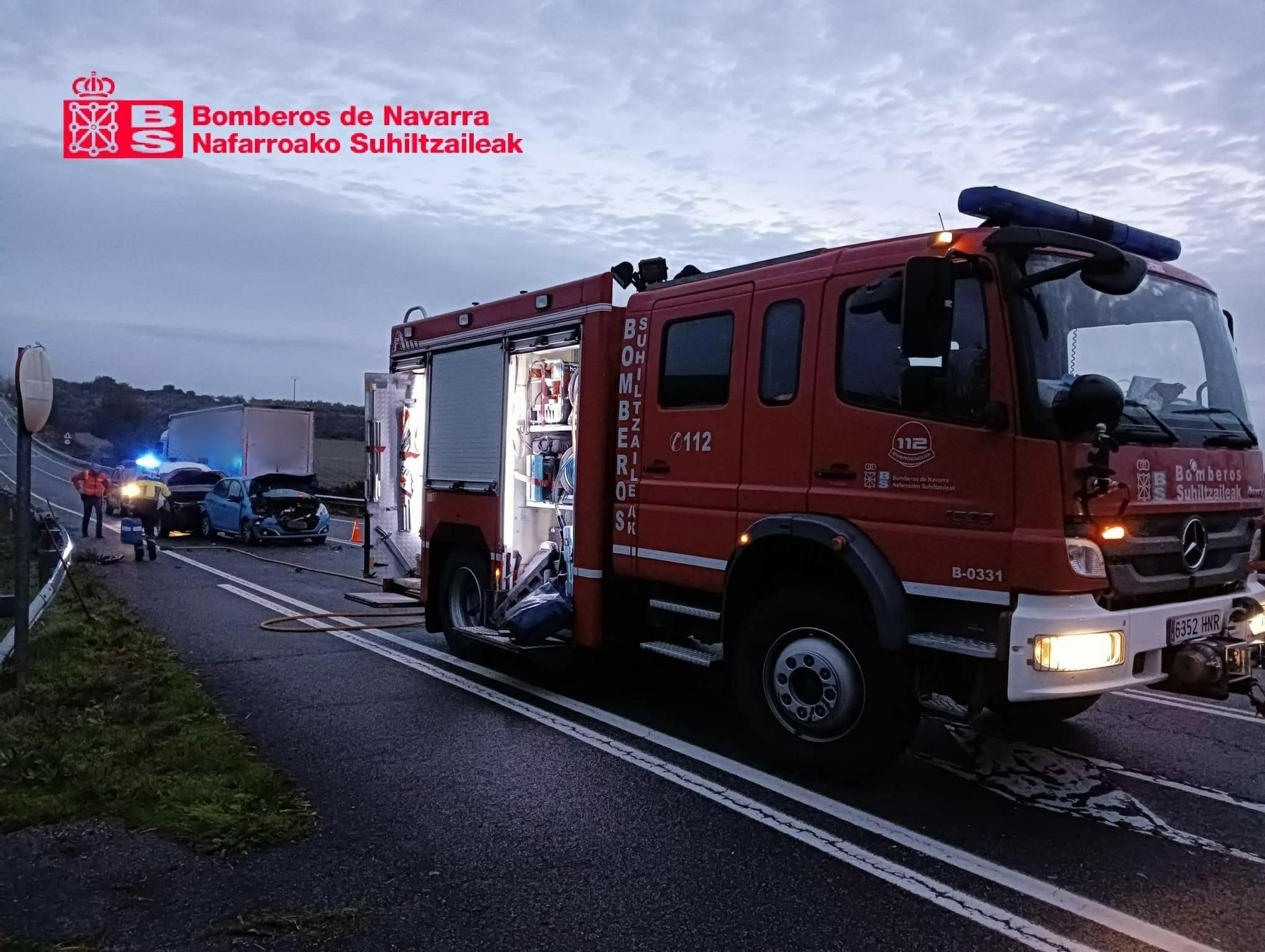 Los bomberos han estabilizado los vehículos, retirado de la vía y limpiado la calzada