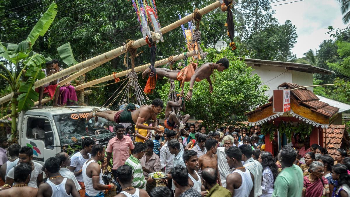 Tres personas colgadas de palos en Sri Lanka