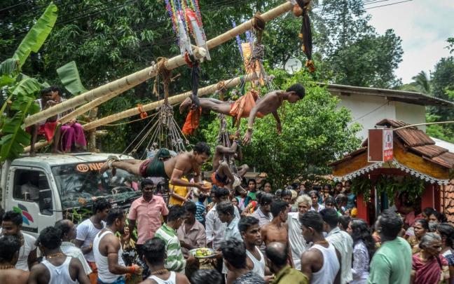 Tres personas colgadas de palos en Sri Lanka