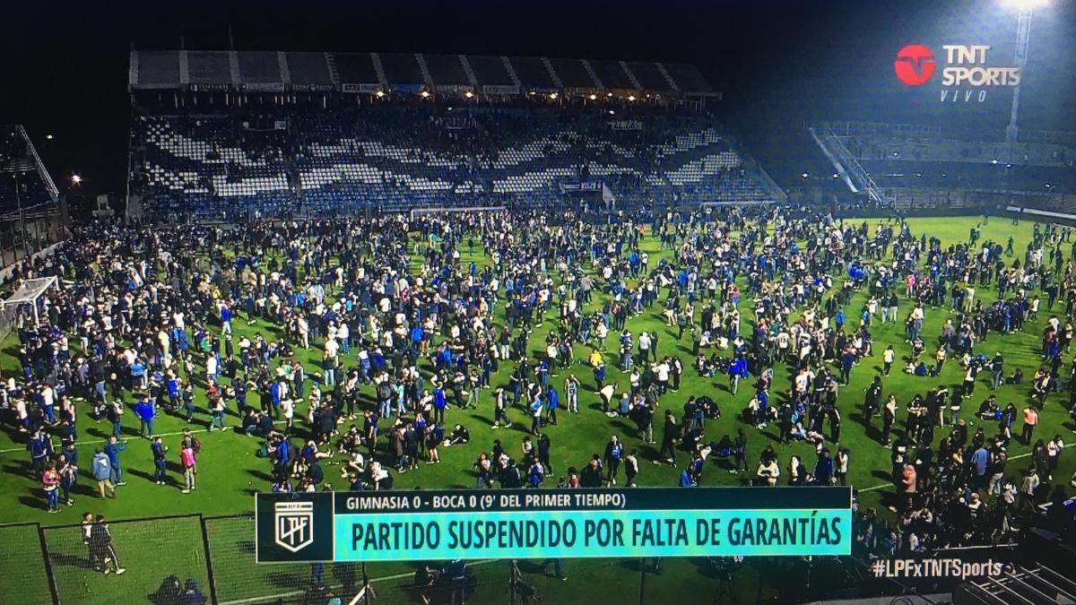 El partido entre Gimnasia y Esgrima y Boca Juniors se interrumpió a los 10 minutos del primer tiempo por incidentes fuera del estadio.