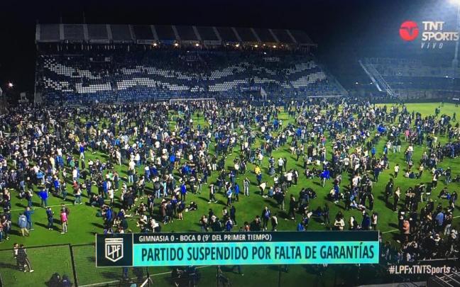 El partido entre Gimnasia y Esgrima y Boca Juniors se interrumpió a los 10 minutos del primer tiempo por incidentes fuera del estadio.