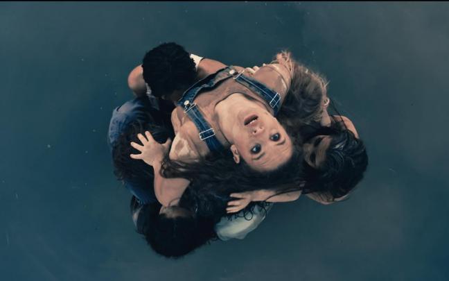 Imagen de una de las coreografías, que se han creado en el embalse de Alloz. Imagen de una de las coreografías, que se han creado en el embalse de Alloz.