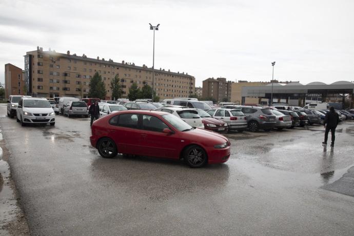 El parking de la calle Ostoki, que hace muga con Rochapea, lleno tras la extensión de la zona azul.