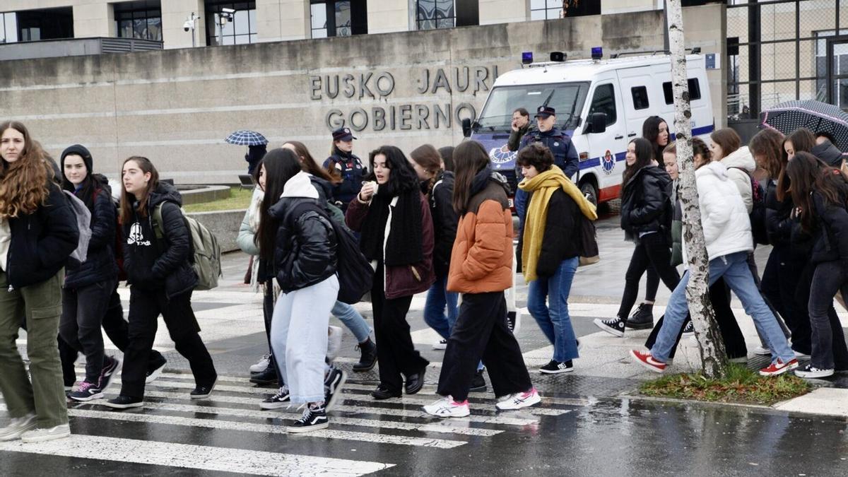 El alumnado, antes de la concentración frente al Gobierno Vasco.