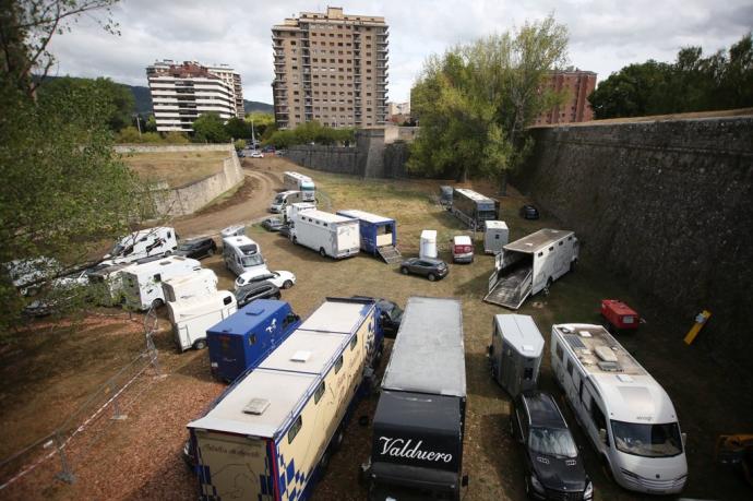 Vehículos utilizados en el torneo ecuestre, aparcados en los fosos de la Ciudadela.