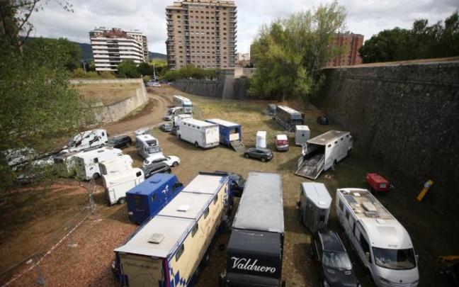 Vehículos utilizados en el torneo ecuestre, aparcados en los fosos de la Ciudadela. Vehículos utilizados en el torneo ecuestre, aparcados en los fosos de la Ciudadela.