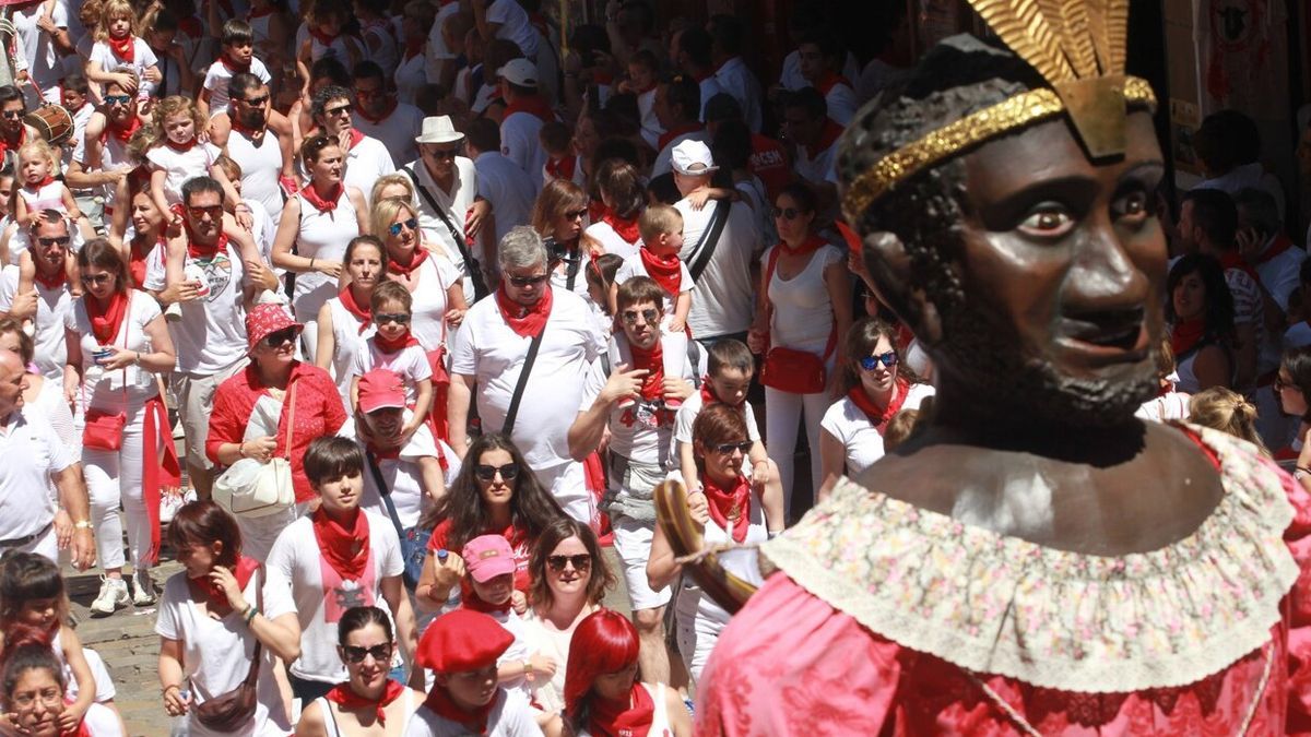 Desfile de los gigantes por el Casco Viejo en los Sanfermines de 2019.