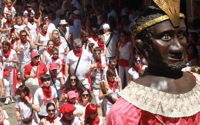 Desfile de los gigantes por el Casco Viejo en los Sanfermines de 2019.