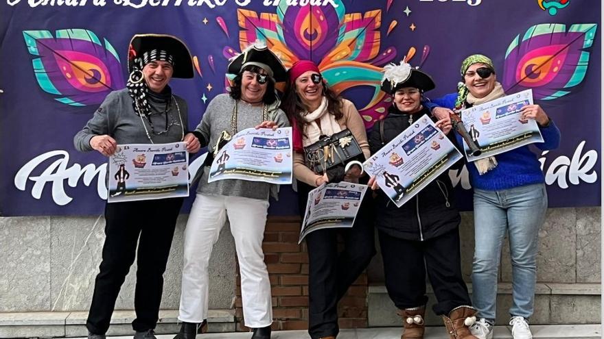 Miembros de Amara Berriko Auzo Elkartea, preparados para la fiesta.