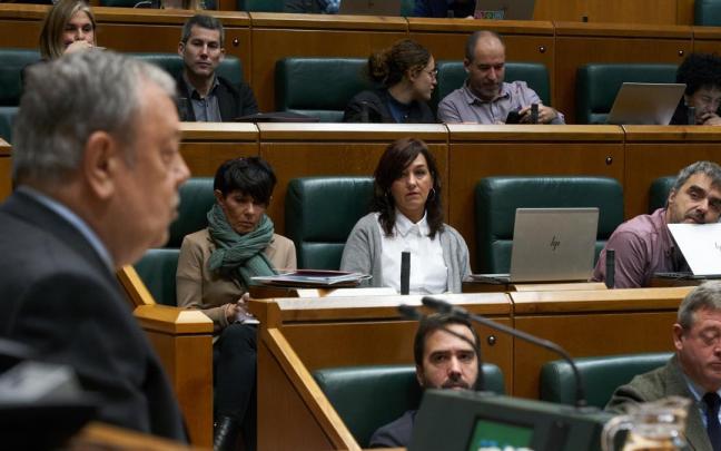 El consejero de Economía y Hacienda, Pedro Azpiazu, durante el pleno del parlamento vasco en el que se votarán las enmiendas a la totalidad a los Presupuestos vascos. El consejero de Economía y Hacienda, Pedro Azpiazu, durante el pleno del parlamento vasco en el que se votarán las enmiendas a la totalidad a los Presupuestos vascos.
