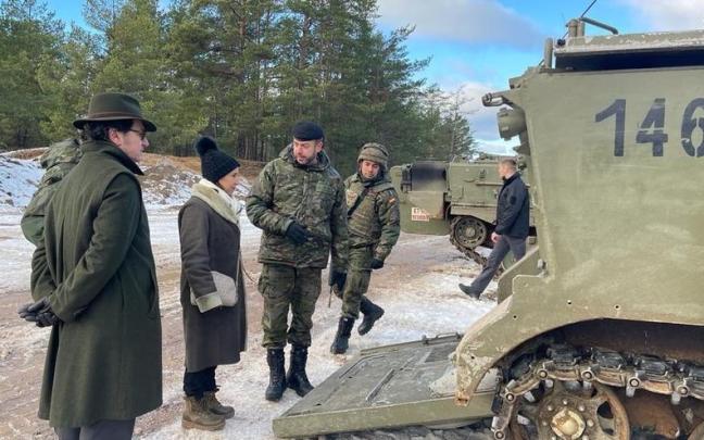 La ministra de Defensa, Margarita Robles, con un grupo de militares en una imagen de archivo.