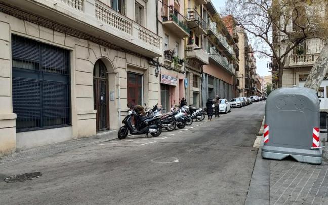 Un hombre ha encontrado este martes a primera hora un bebé abandonado en la calle Begur de Barcelona, Barcelona.
