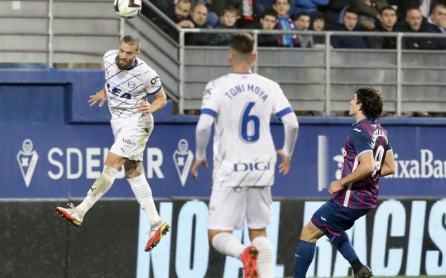 Víctor Laguardia, que entró en el partido tras el descanso en lugar de Abqar, despeja un balón ante Leschuk