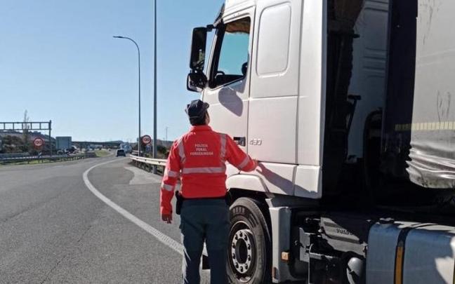 Un agente de Policía Foral, junto al camión inmovilizado. Un agente de Policía Foral, junto al camión inmovilizado.